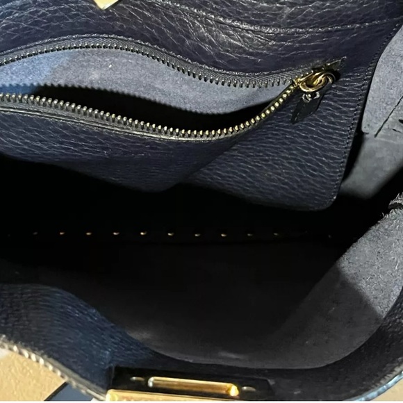 Valentino Garavani Rockstud Flip Lock
Messenger Bag Medium Navy Blue Leather - Picture 6 of 12